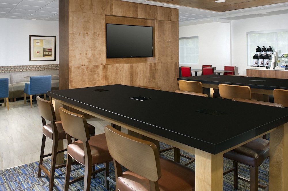HOLIDAY INN EXPRESS & SUITES CHARLOTTESVILLE - RUCKERSVILLE 44/54