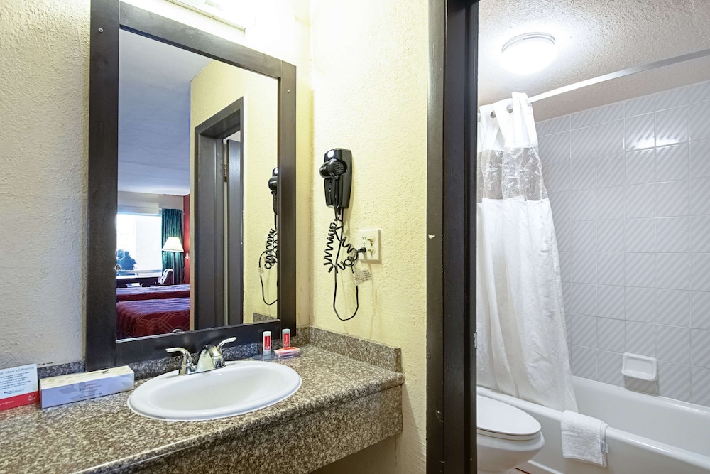 Econo Lodge Inn & Suites Clearwater Central 14/26