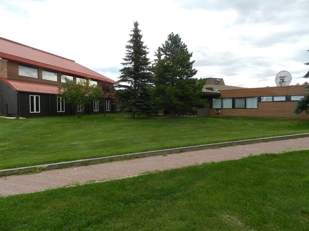 Slave Lake Inn and Conference Centre 48/50