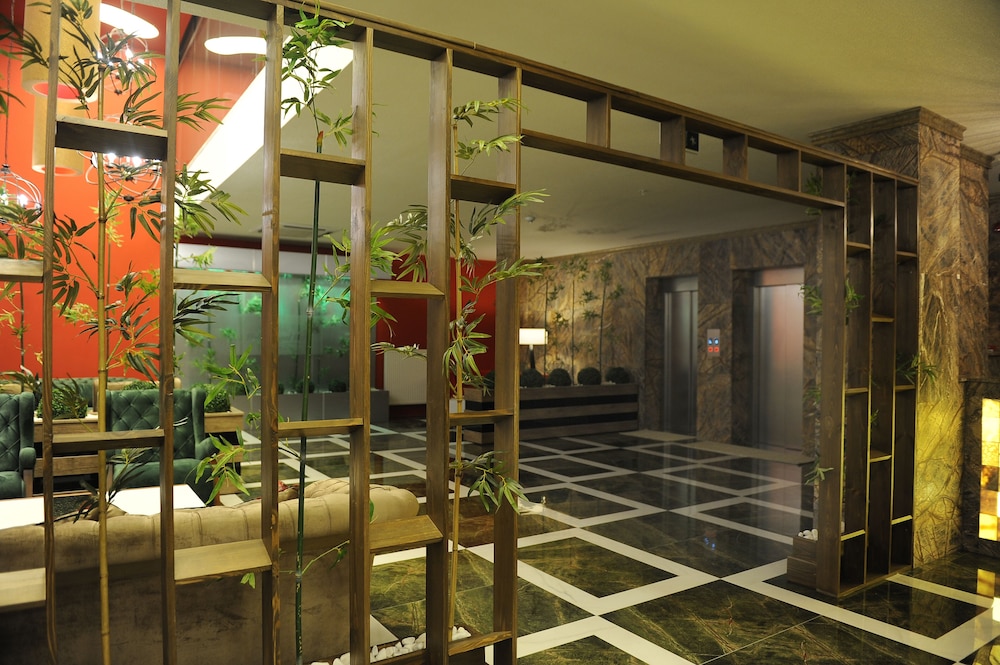 Neba Royal Hotel 7/50