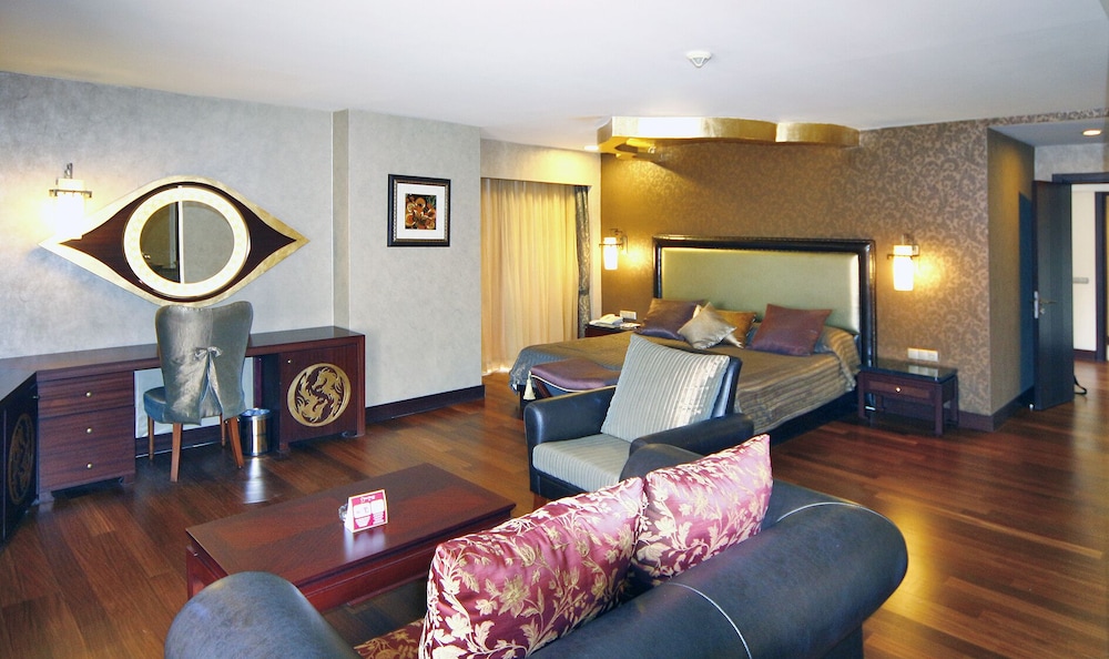 Royal Dragon Hotel 25/50
