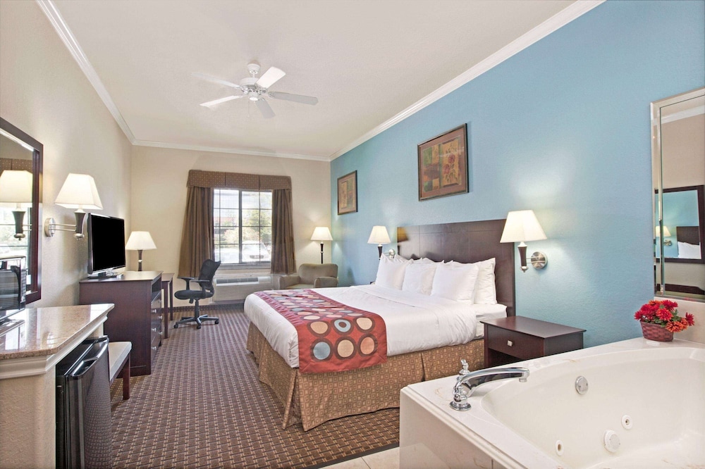 Super 8 by Wyndham IAH West/Greenspoint 14/31