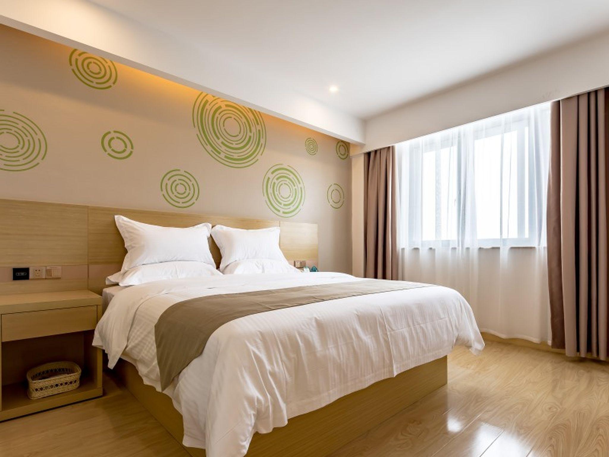 ROOM, QUEEN BED