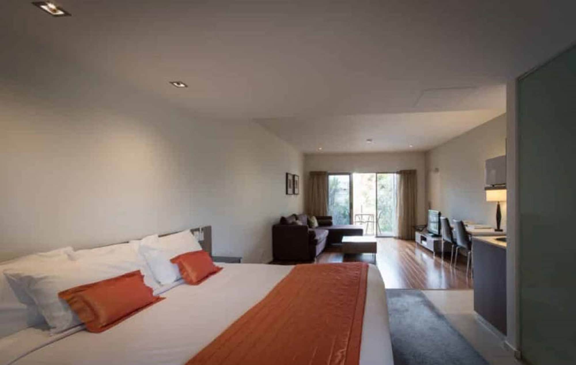 Room, King Bed, Pool Side, Accessible