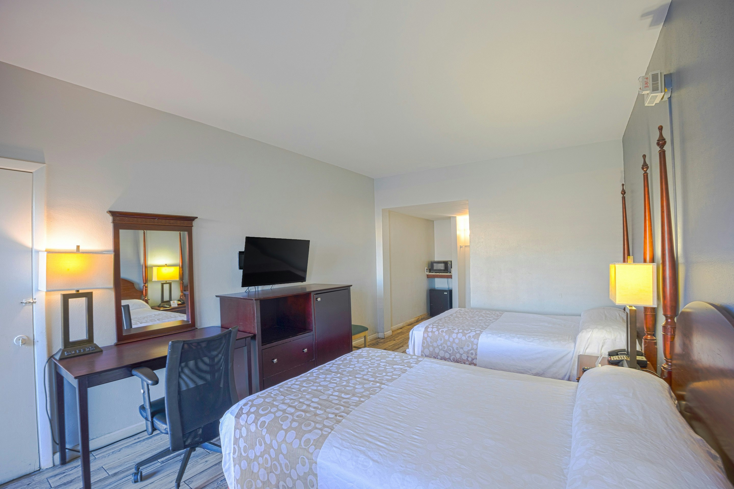 2 Full Bed with kitchenette Non-Smoking