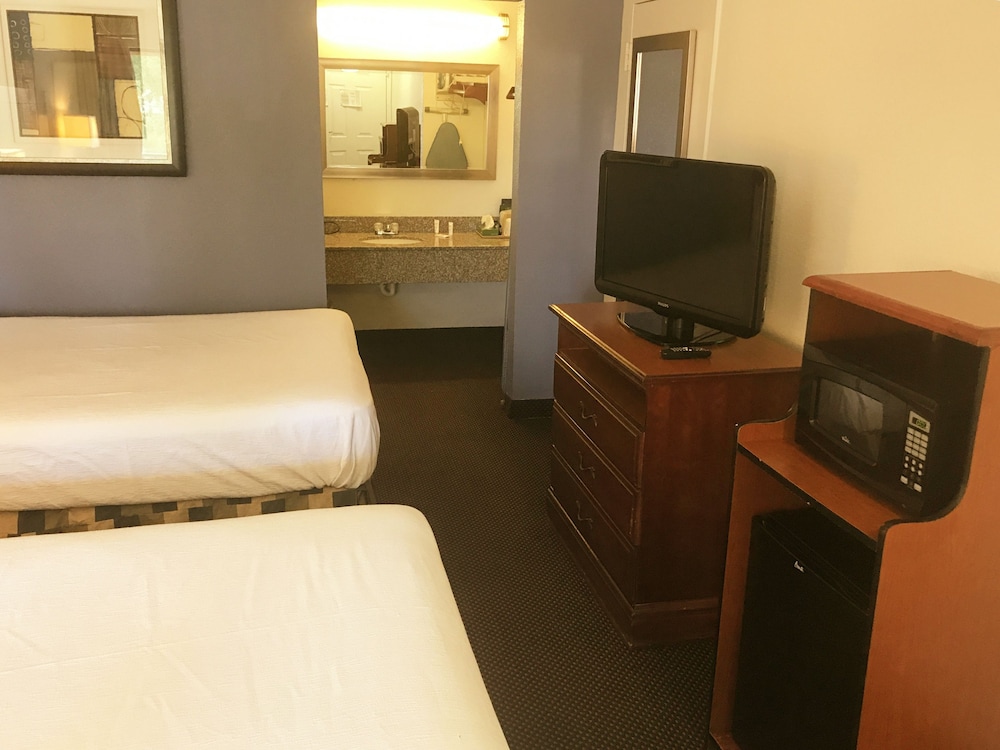 Days Inn & Suites by Wyndham Mobile 17/38
