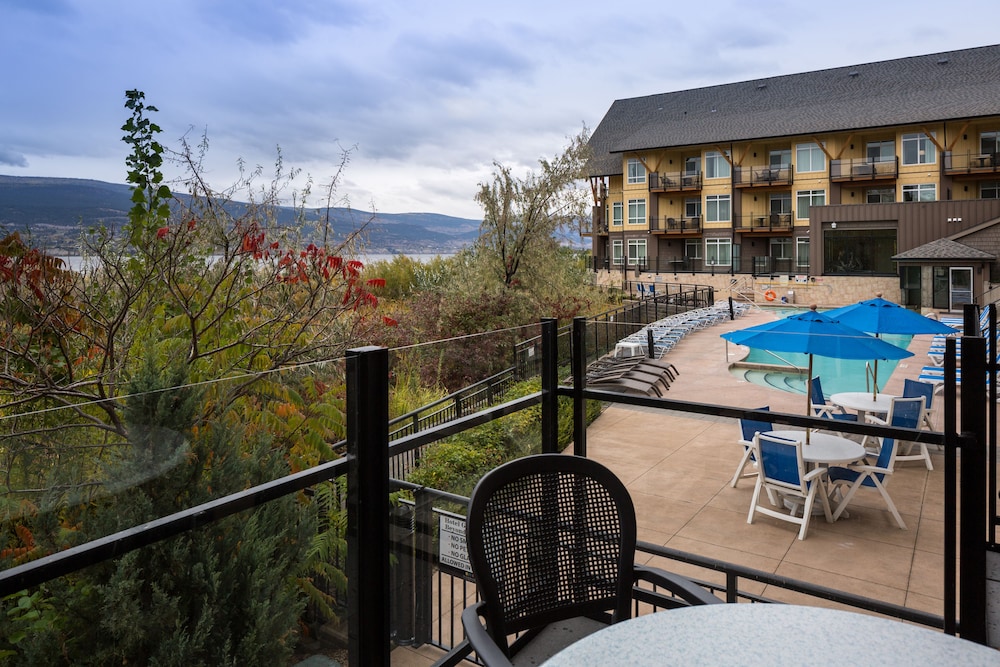 Summerland Waterfront Resort Spa 4/72