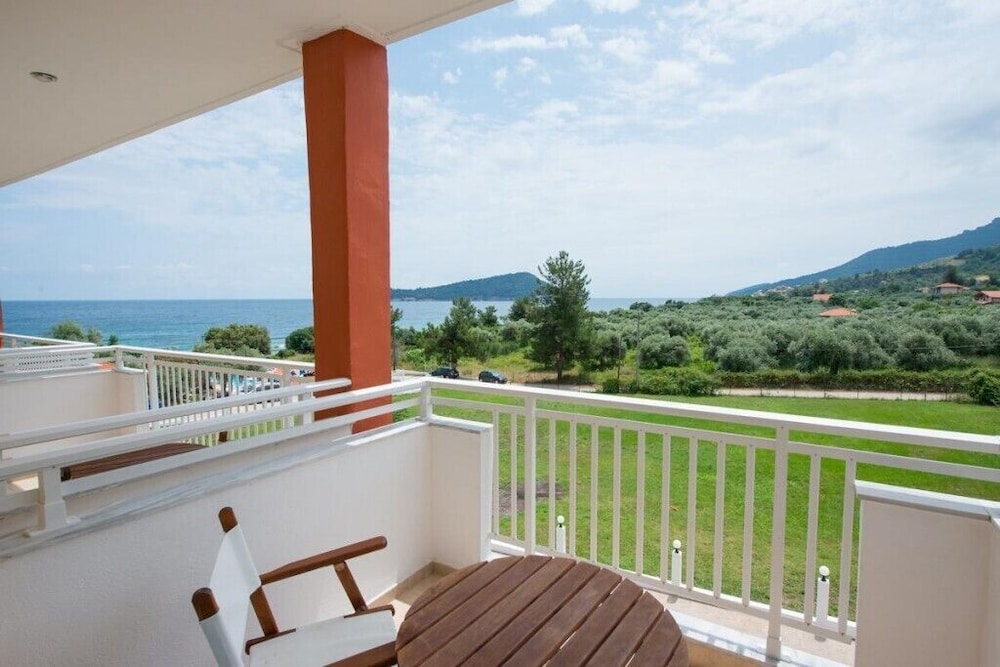 Maranton Beach Hotel 37/55