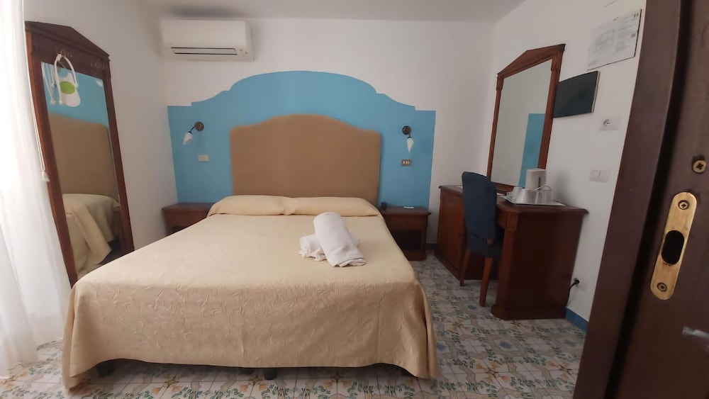 ECONOMY, DOUBLE OR TWIN BED