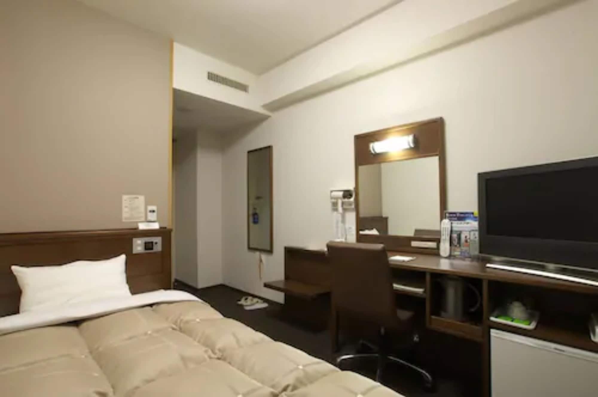 ROOM, SINGLE