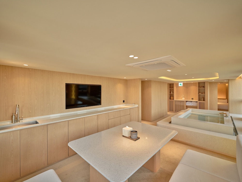 UH Suite The Coex 44/50