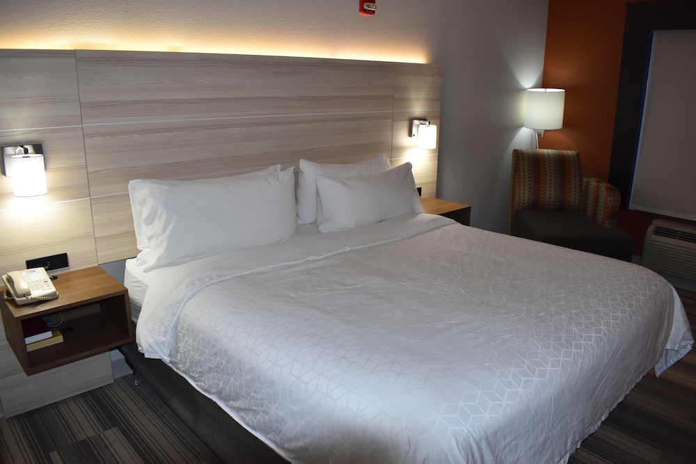 Holiday Inn Express Hotel Suites Mcpherson 24/64