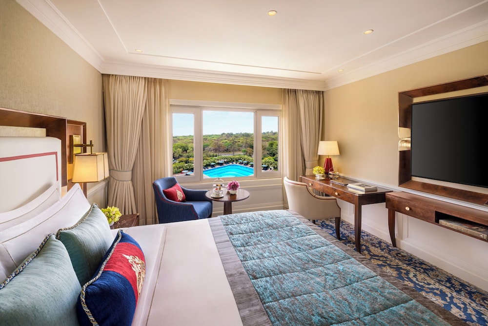 FOREST, SUPERIOR, KING BED, POOL VIEW