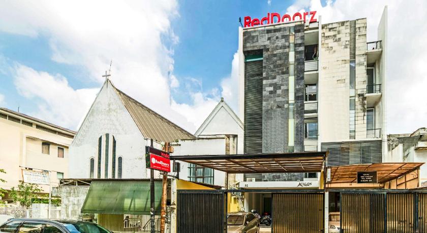 Reddoorz Plus Pasar Baru 2/43