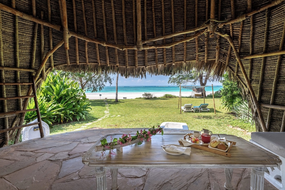 Nomad Beach Resort 32/76