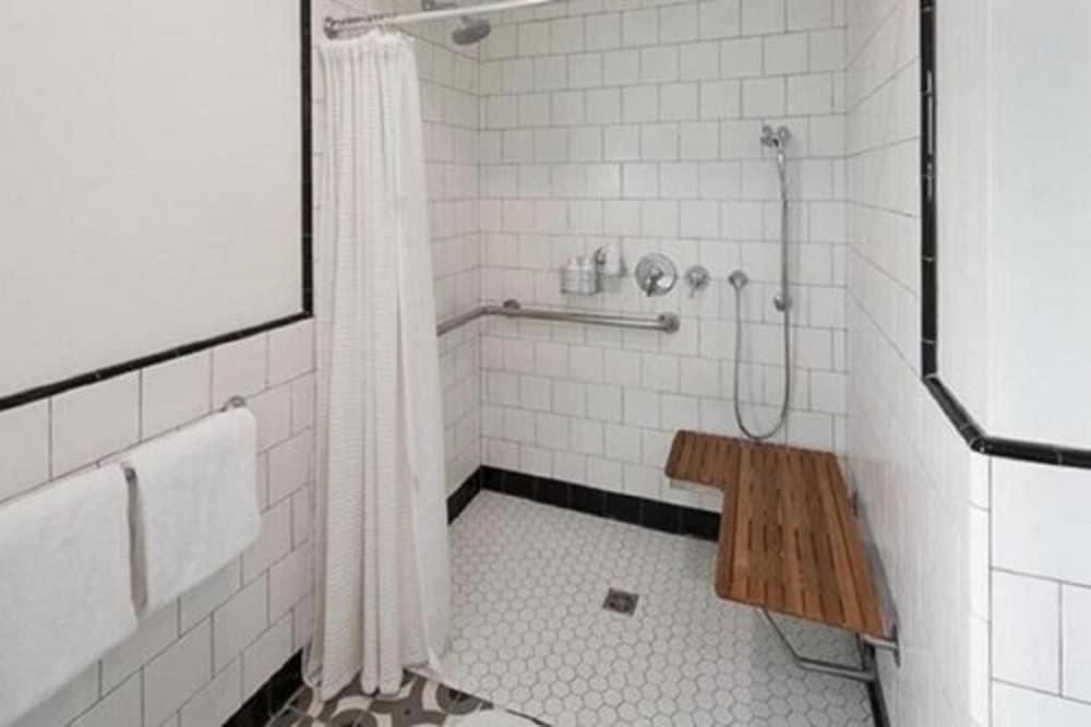 Le Petit Pali at 8th Ave 17/65