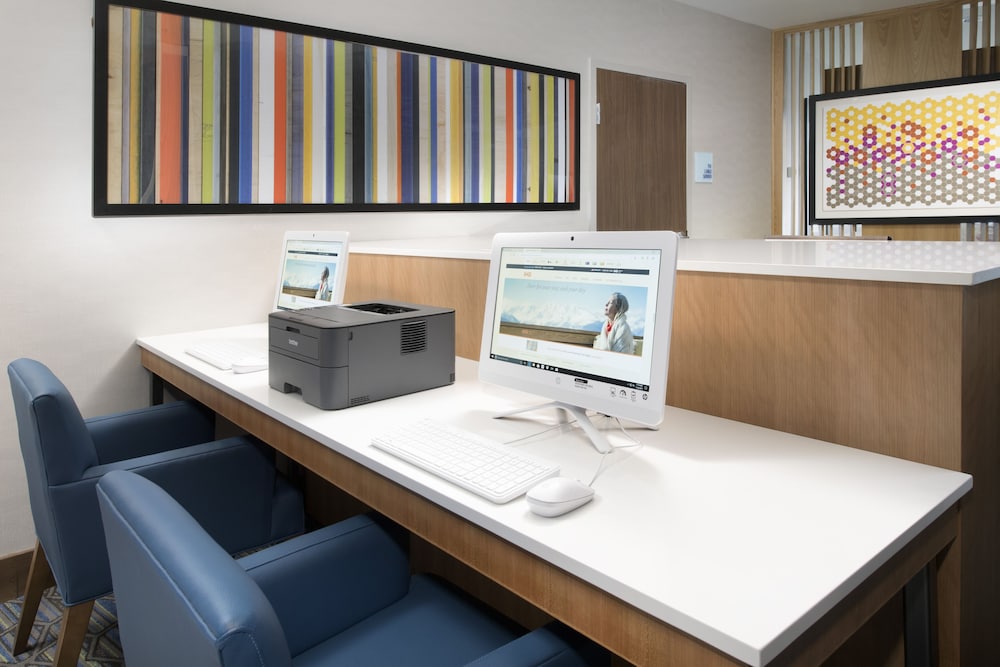 Holiday Inn Express & Suites San Antonio North - Windcrest 34/36