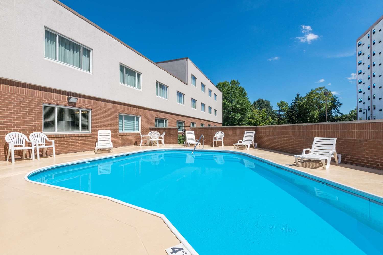 Ramada by Wyndham Paintsville Hotel & Conference Center 2/15
