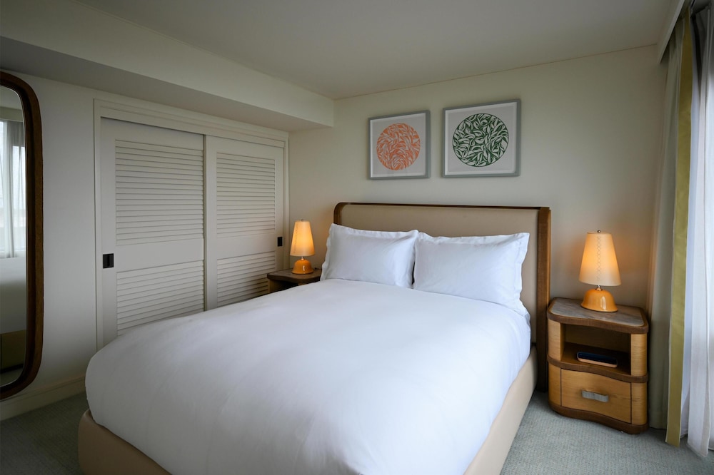 Renovated, 2 Bedrooms, Grand, Suite, King and Queen Bed, Ocean View, Sofa