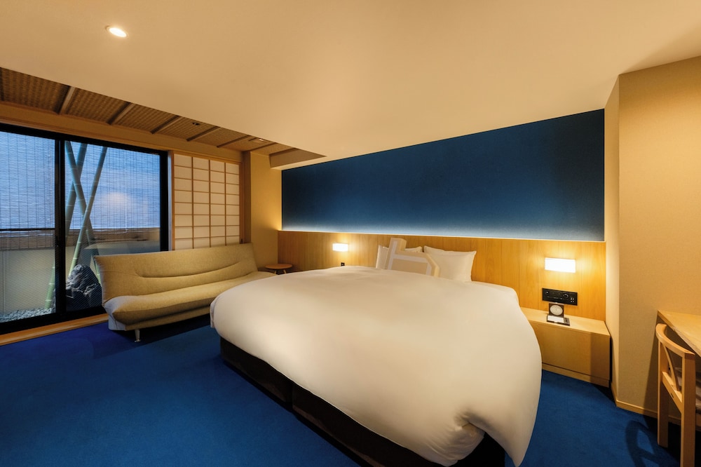 DELUXE, KING BED