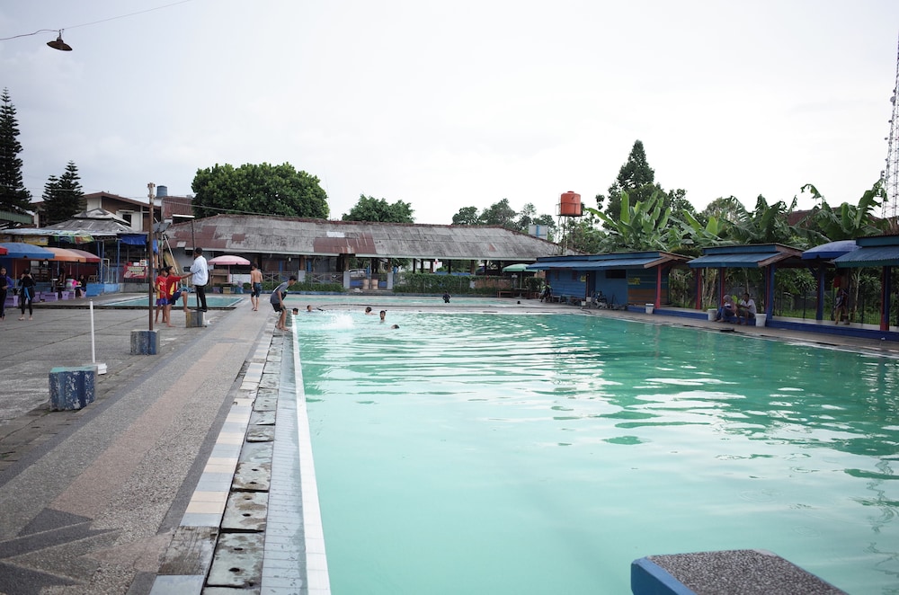 RedDoorz near Alun-alun Kota Sukabumi 15/17