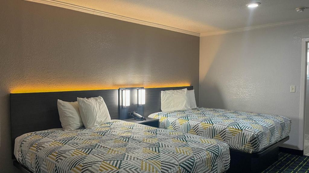 1 Queen Bed - Non-Smoking, Micfridge