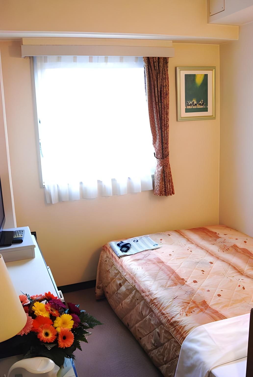 ROOM, SINGLE