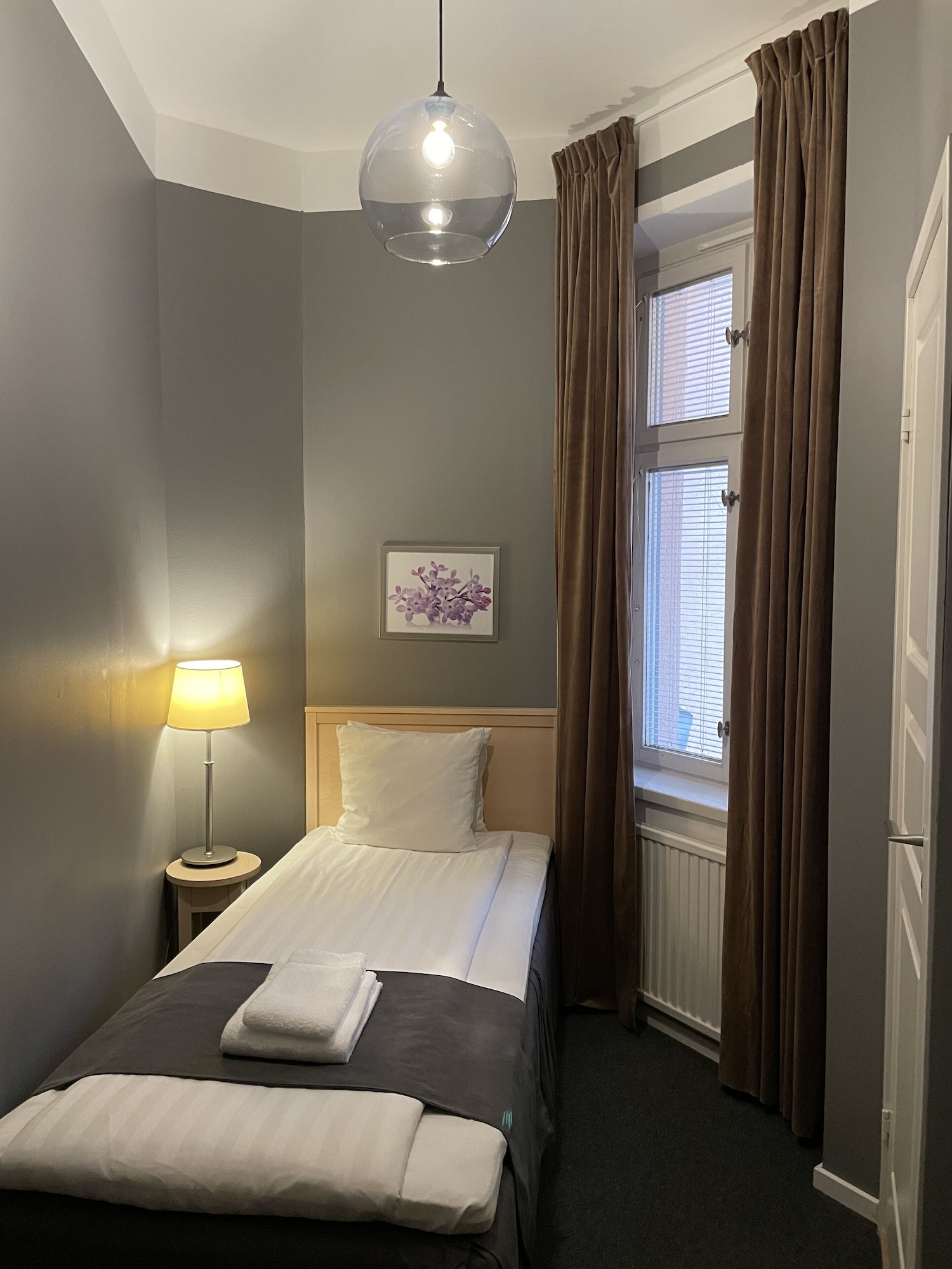 ROOM, SINGLE