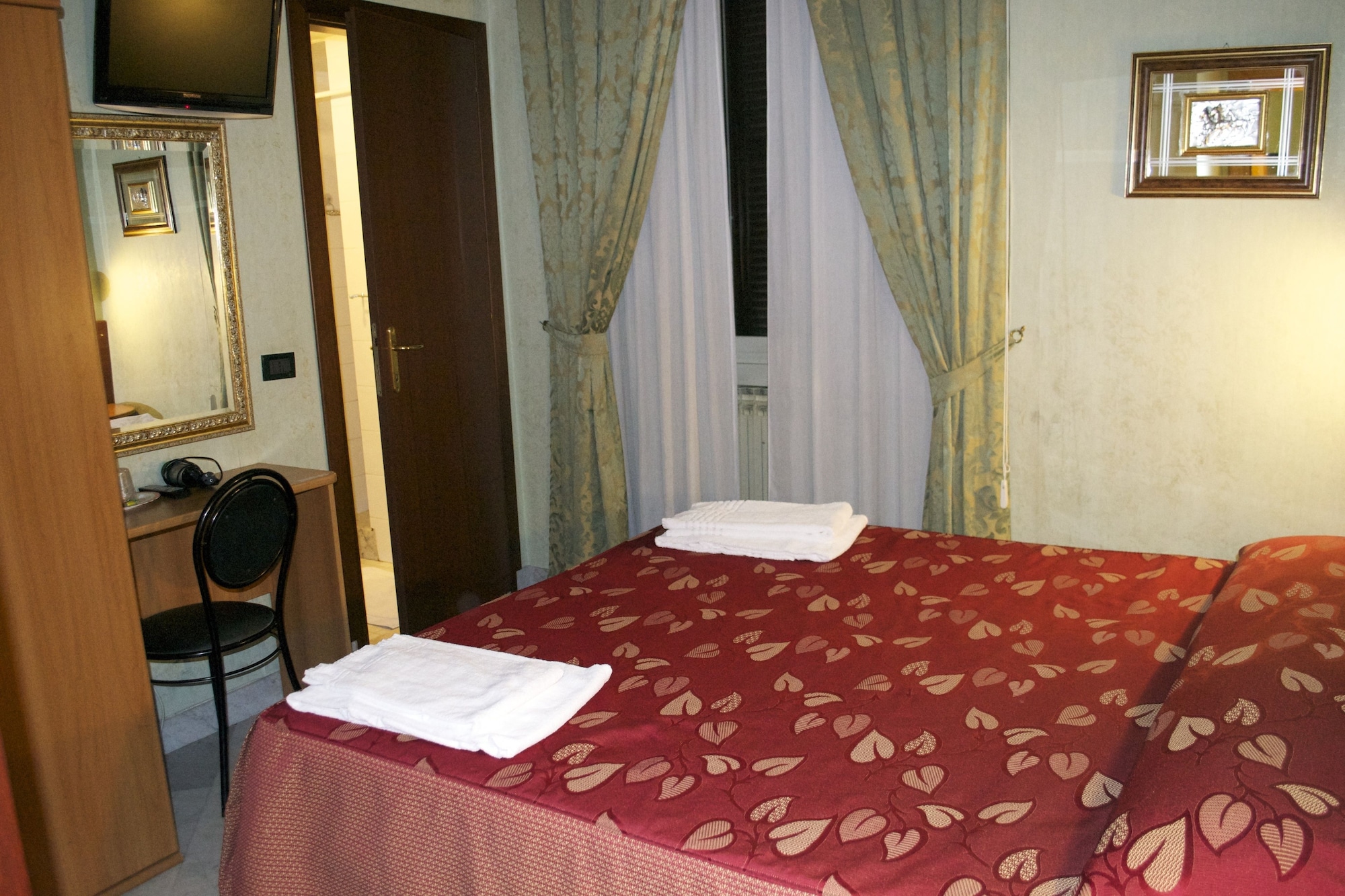 ROOM, DOUBLE BED