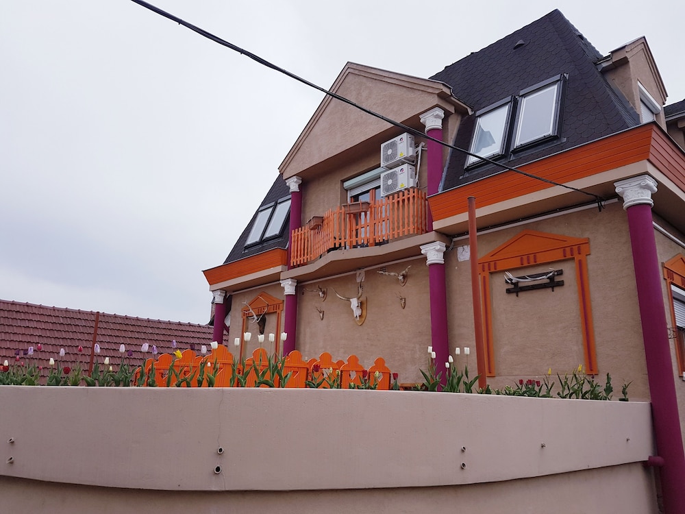 Attila Hotel 2/60