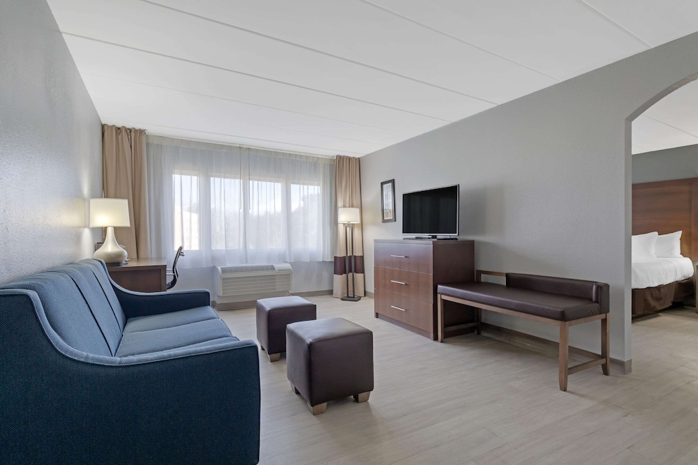 Clarion Hotel & Suites BWI Airport North 32/62