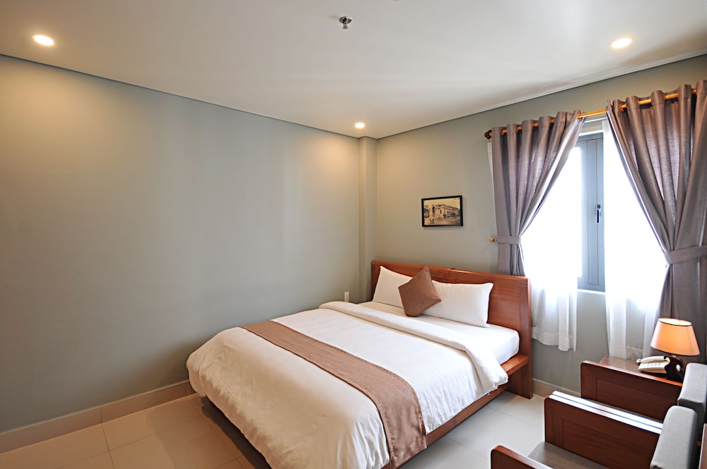 Twins Hotel 7/48