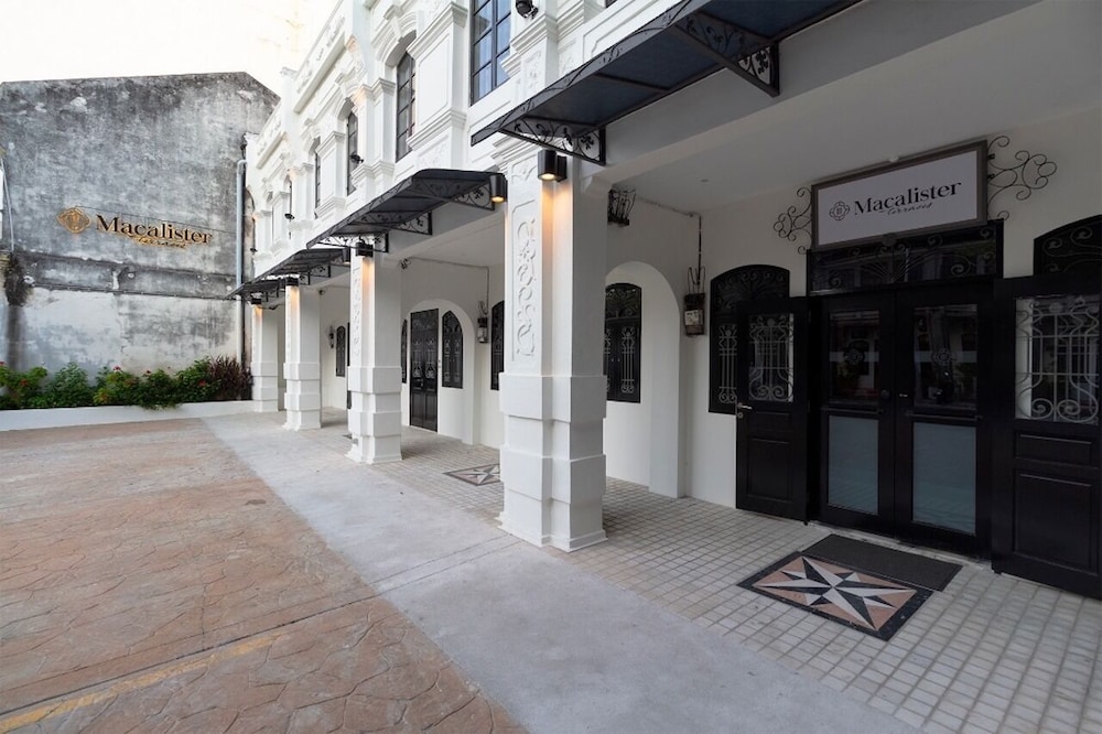Macalister Terraces Hotel 32/37
