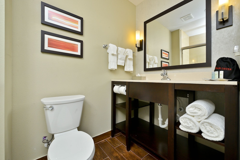 Comfort Suites near Westchase on Beltway 8 18/46