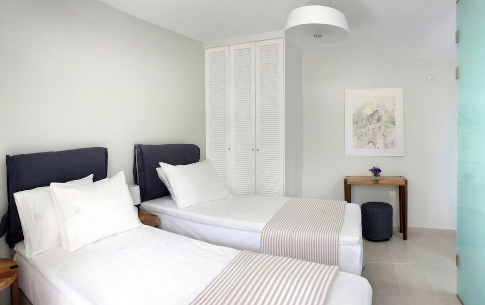Aethrion Boutique Homes 15/50