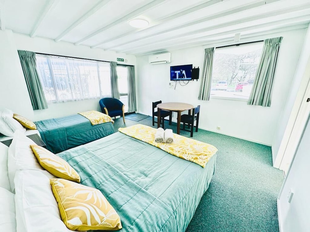 SUPERIOR, STUDIO, TWIN BEDS, KITCHENETTE