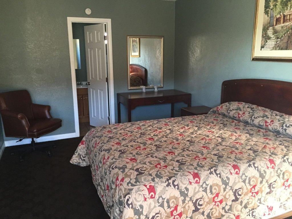 Deluxe Motel 3/17