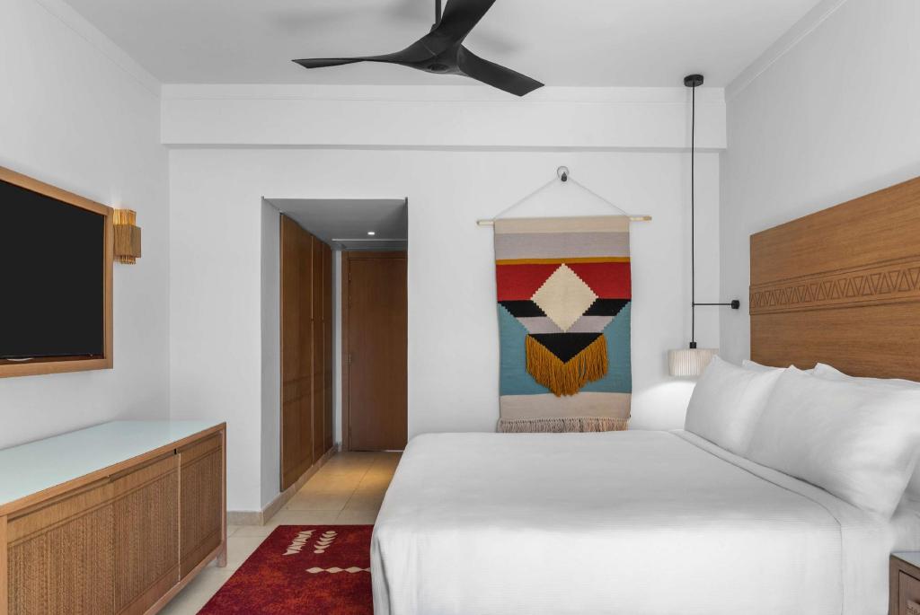 PREMIUM, KING BED, BEACH SIDE, POOL VIEW
