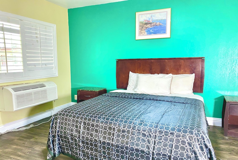 Long Beach Motel 14/30