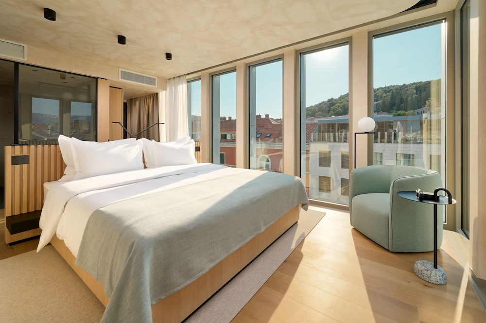SUPERIOR, DOUBLE BED, CITY VIEW