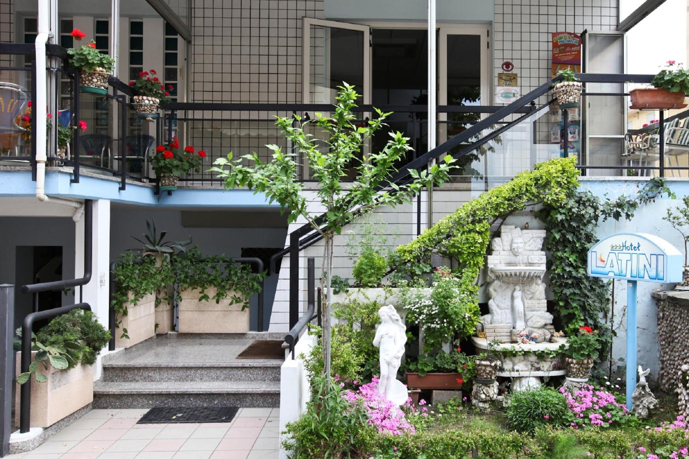 Hotel Latini 5/50