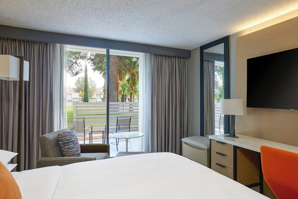 غرفة بسرير كينج بإطلالة على المسبح بشرفة، El Paso Marriott 5/10