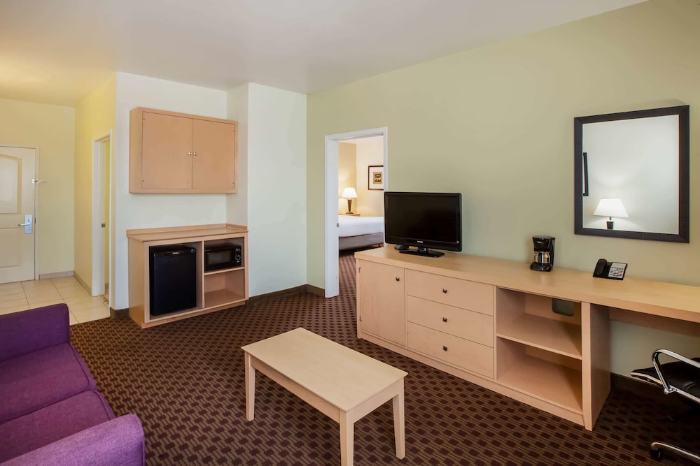 La Quinta Inn And Suites By Wyndham Odessa North 10/17