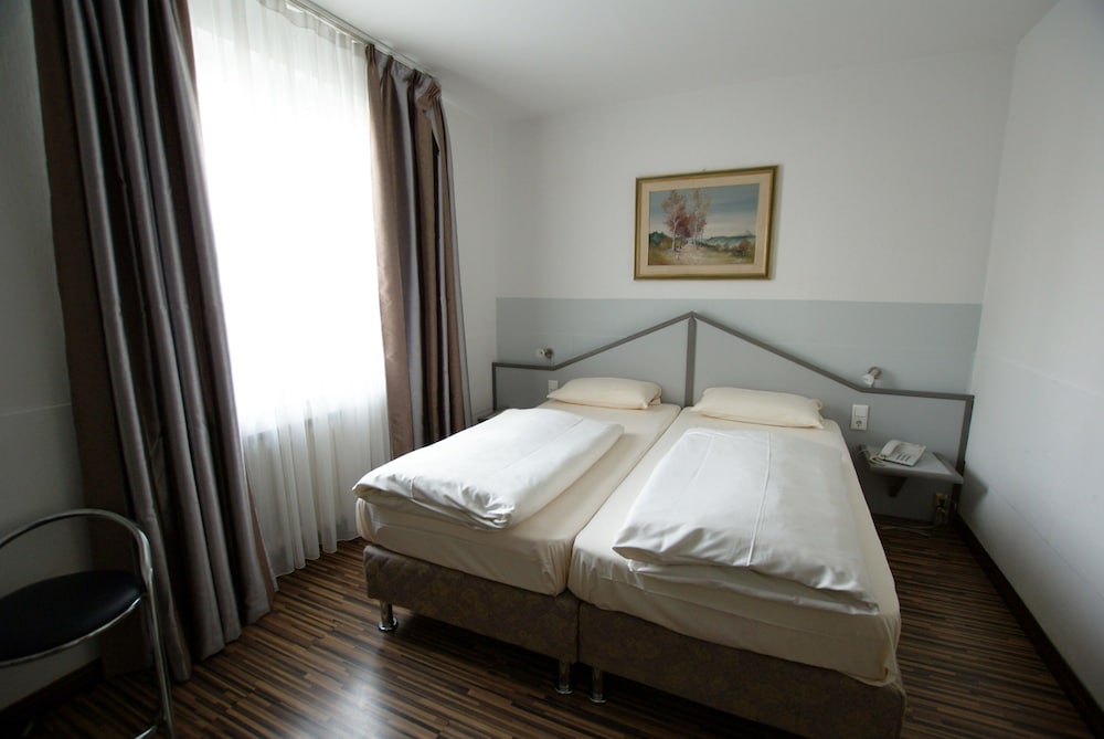 ROOM, DOUBLE BED
