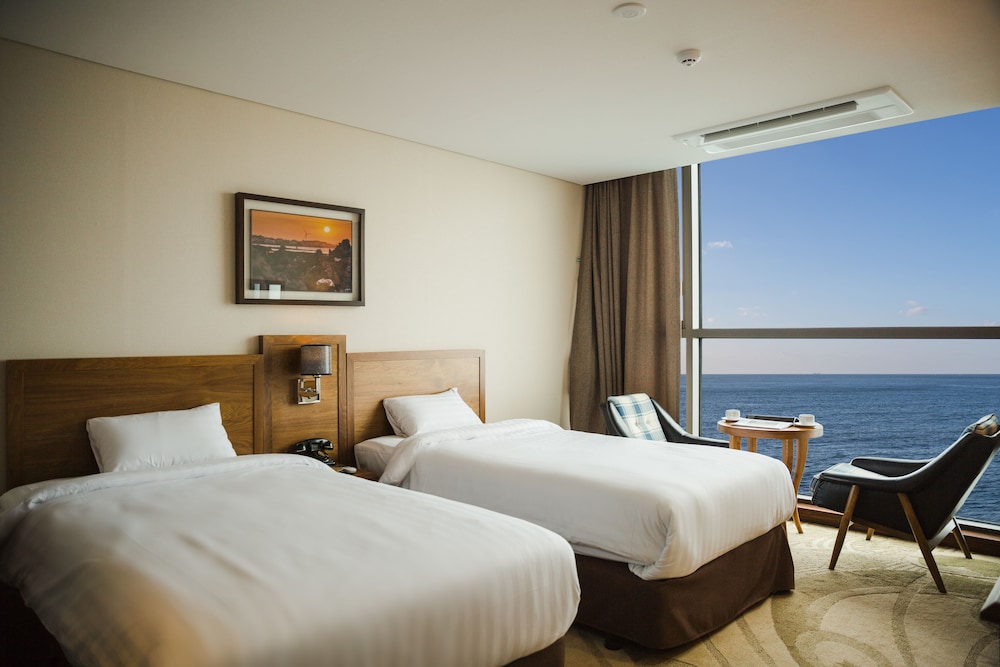 DELUXE, TWIN BEDS