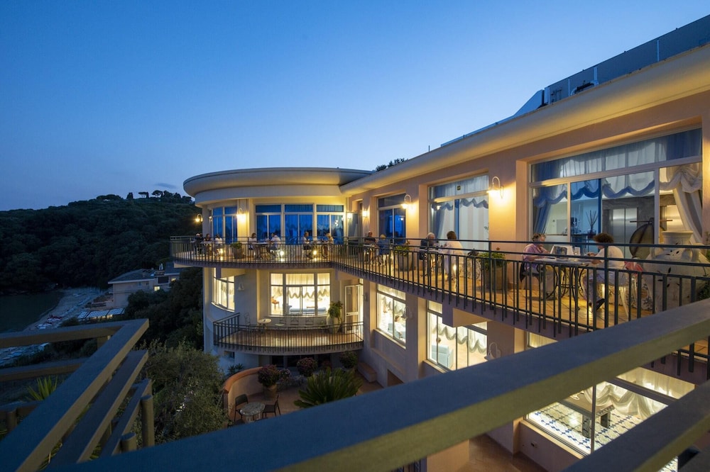 SUMMIT HOTEL 2/70