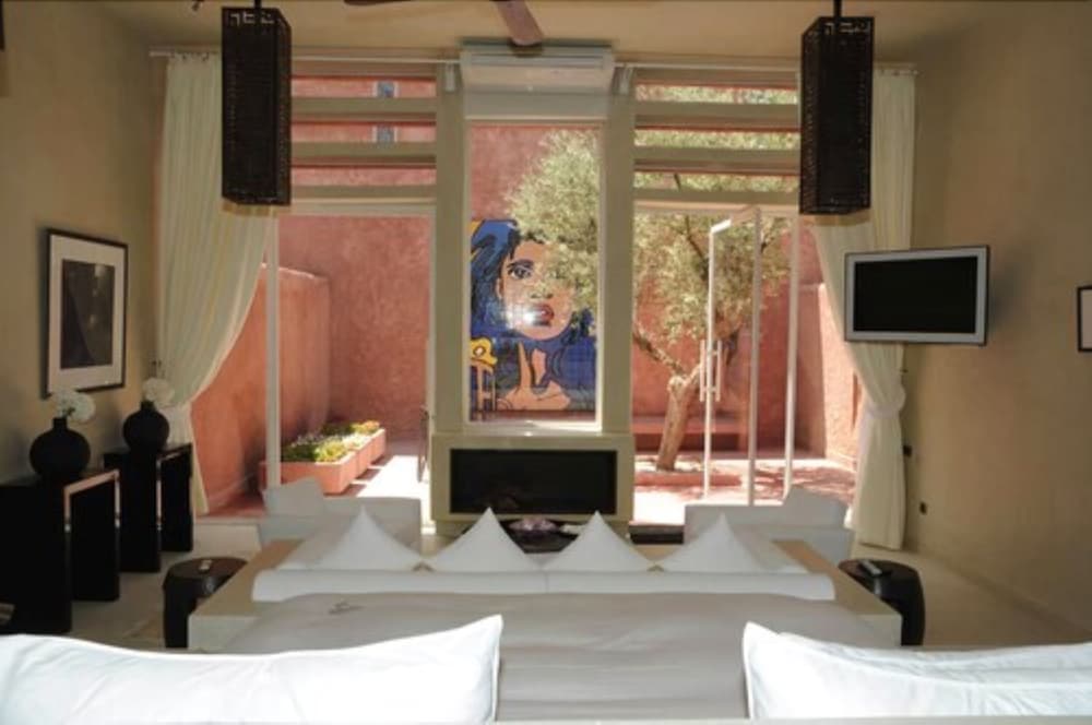 CONTEMPORARY, SUITE