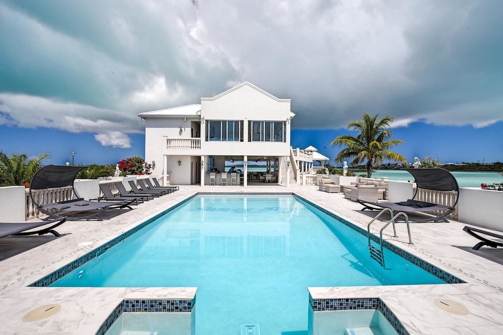 Neptune Villas 4/74