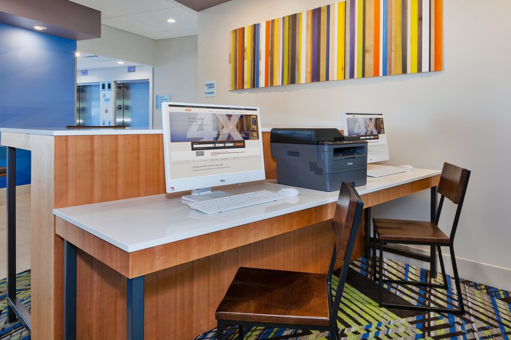 Holiday Inn Express Suites Grand Rapids Airport South 10/39