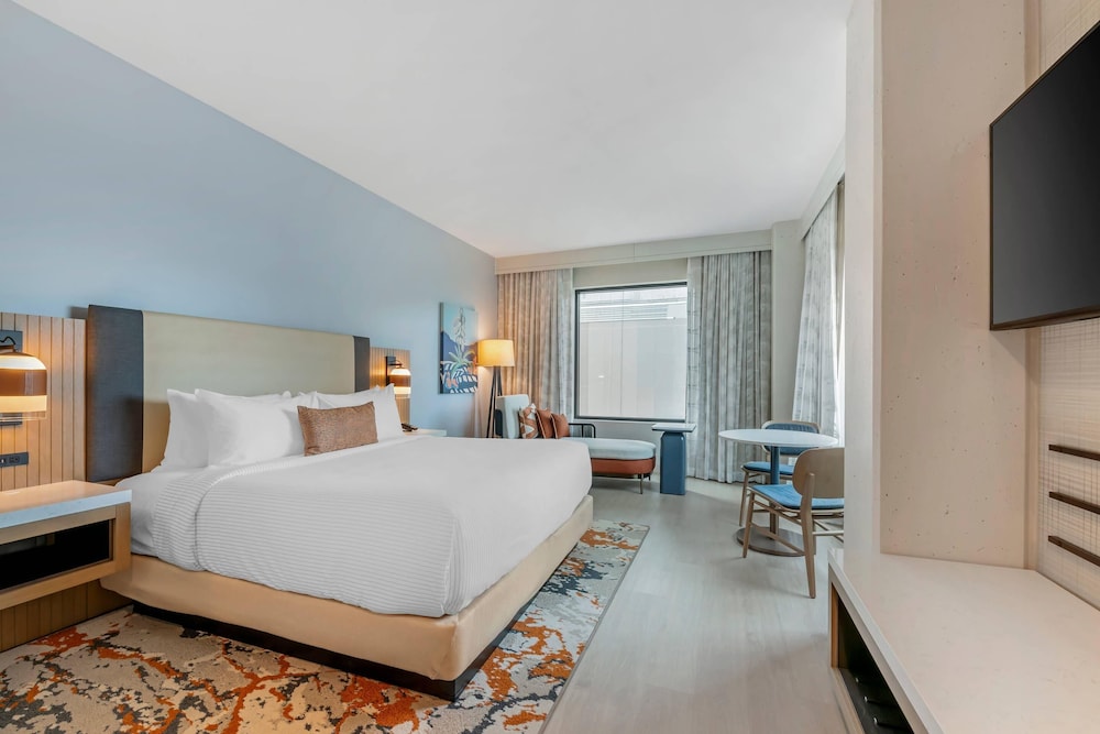 ROOM, KING BED